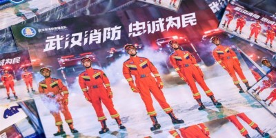 武汉消防宣传月“快闪跨界展”亮相光谷
